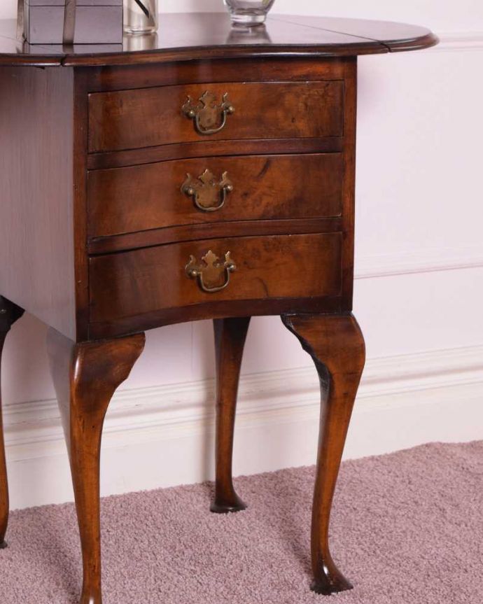 アンティークのチェスト　アンティーク家具　アンティークの英国輸入家具、伸張式の天板付きのベットサイドチェスト。アンティーク家具だから手に入る木目の美しさ上質な素材を使ったアンティーク家具だけが持つ高級感。(q-1698-f)