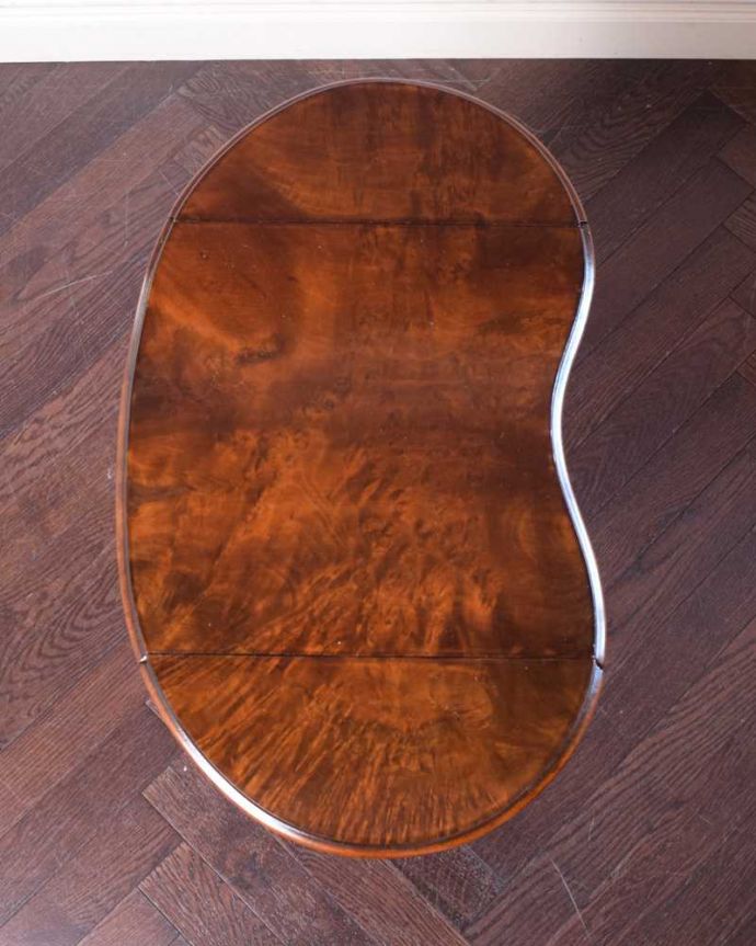 アンティークのチェスト　アンティーク家具　アンティークの英国輸入家具、伸張式の天板付きのベットサイドチェスト。天板を開くと、こんなに大きくなっちゃうバタフライテーブルのように、天板の両脇を開くことが出来るんです。(q-1698-f)