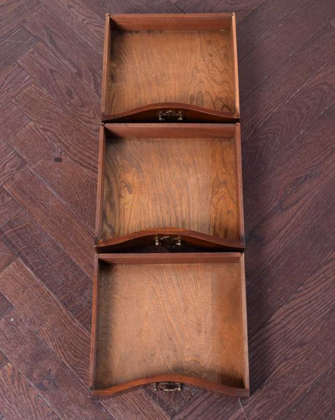 アンティークのチェスト　アンティーク家具　アンティークの英国輸入家具、伸張式の天板付きのベットサイドチェスト。キレイに修復しました！もちろん引き出しの中も職人がキレイにお直しました。(q-1698-f)