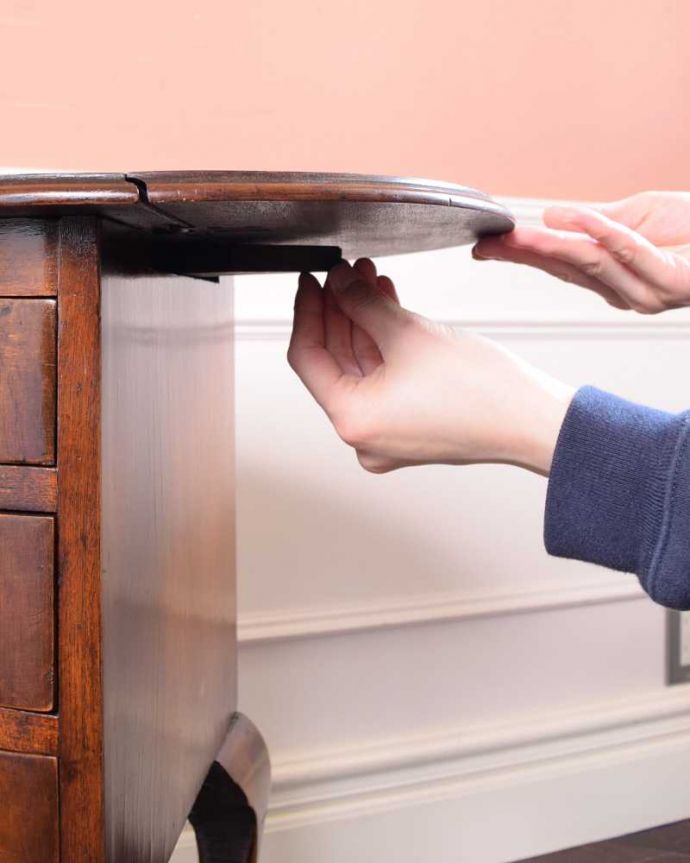 アンティークのチェスト　アンティーク家具　アンティークの英国輸入家具、伸張式の天板付きのベットサイドチェスト。あっという間に広がります天板を持ち上げてバーを引っ張り出すだけで、あっという間に大きくなります。(q-1698-f)