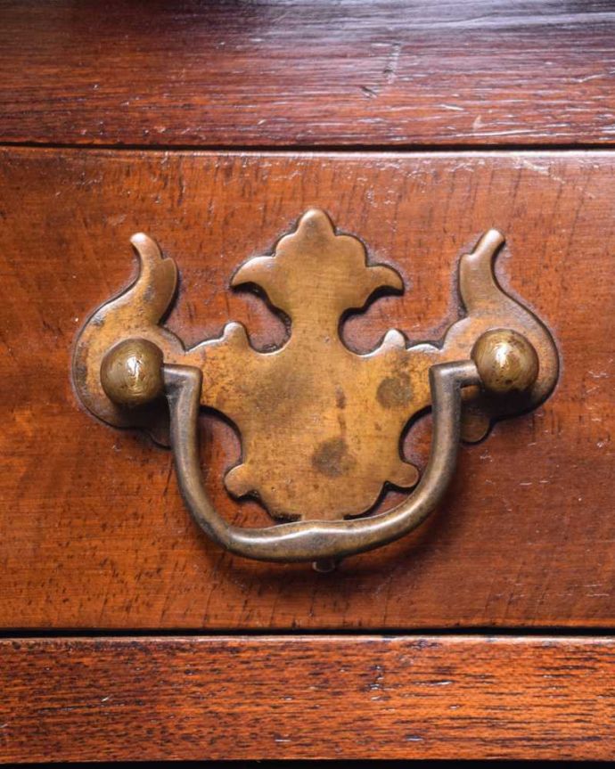 アンティークのチェスト　アンティーク家具　アンティークの英国輸入家具、伸張式の天板付きのベットサイドチェスト。開ける度にワクワク取っ手もアンティークらしい素敵なデザイン。(q-1698-f)
