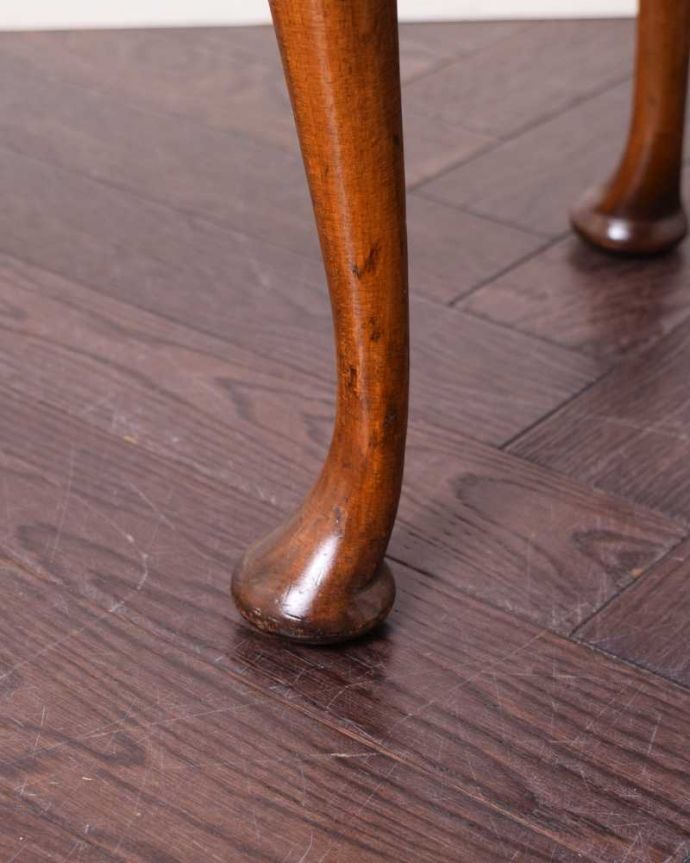 アンティークのチェスト　アンティーク家具　アンティークの英国輸入家具、伸張式の天板付きのベットサイドチェスト。女性１人でラクラク運べちゃうんですHandleのアンティークは、脚の裏にフェルトキーパーをお付けしています。(q-1698-f)