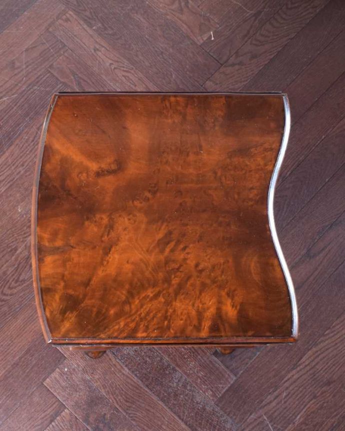 アンティークのチェスト　アンティーク家具　アンティークの英国輸入家具、伸張式の天板付きのベットサイドチェスト。上から見ると･･･天板を閉じるとこんな感じでコンパクトなサイズ。(q-1698-f)