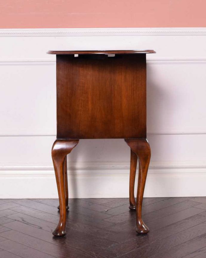 アンティークのチェスト　アンティーク家具　アンティークの英国輸入家具、伸張式の天板付きのベットサイドチェスト。横から見てもステキ横から見るとこんな感じ。(q-1698-f)