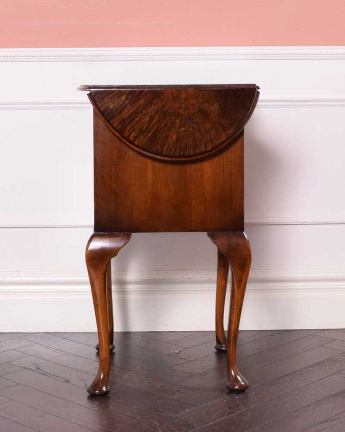 アンティークのチェスト　アンティーク家具　アンティークの英国輸入家具、伸張式の天板付きのベットサイドチェスト。天板を閉じると…天板を閉じると、なんだか違う家具に見えちゃうんです。(q-1698-f)