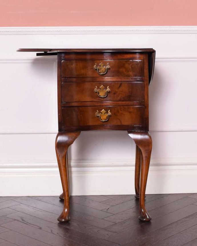 アンティークのチェスト　アンティーク家具　アンティークの英国輸入家具、伸張式の天板付きのベットサイドチェスト。片方だけ開いても使えます3WAYで使えるから、片側だけ開いた状態でもOK。(q-1698-f)