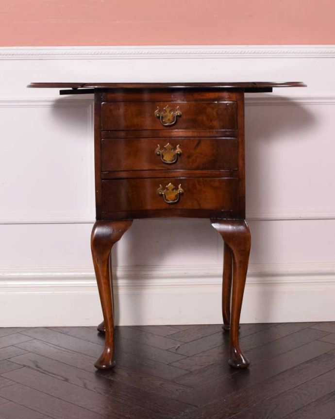 アンティークのチェスト　アンティーク家具　アンティークの英国輸入家具、伸張式の天板付きのベットサイドチェスト。両方開いて左右のリーフを開けばこんな感じ。(q-1698-f)