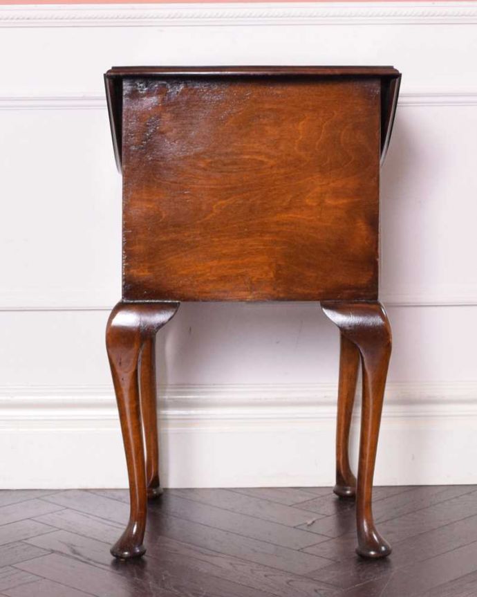 アンティークのチェスト　アンティーク家具　アンティークの英国輸入家具、伸張式の天板付きのベットサイドチェスト。修復済みなので後姿までキレイ！アンティークは新品ではないので、もちろん経年変化によるキズはありますが、専門の職人が修復したので後ろ姿まで自信があります。(q-1698-f)