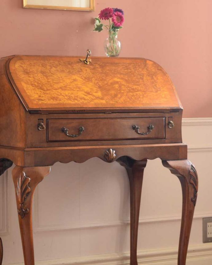 ビューロー　アンティーク家具　英国の書斎で使えるアンティーク家具、可憐な脚が素敵なビューロー（デスク）。アンティークだから手に入る木目の美しさ高級な木材の木目が美しい部分だけを使って造られたビューローは木目自体が装飾。(q-1699-f)