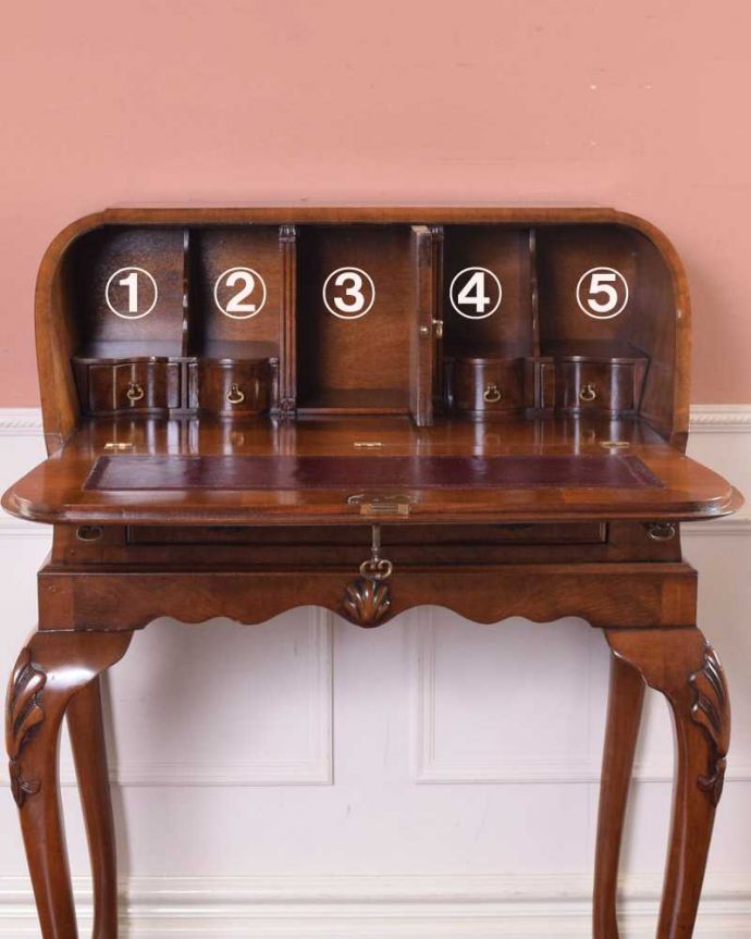 ビューロー　アンティーク家具　英国の書斎で使えるアンティーク家具、可憐な脚が素敵なビューロー（デスク）。お片付け上手になっちゃう仕掛け扉を倒すと細々としたものが整理整頓しやすいように細かく仕切られています。(q-1699-f)