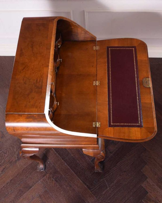 ビューロー　アンティーク家具　英国の書斎で使えるアンティーク家具、可憐な脚が素敵なビューロー（デスク）。気になるデスクの天板やっぱりデスクで一番気になるのが天板。(q-1699-f)