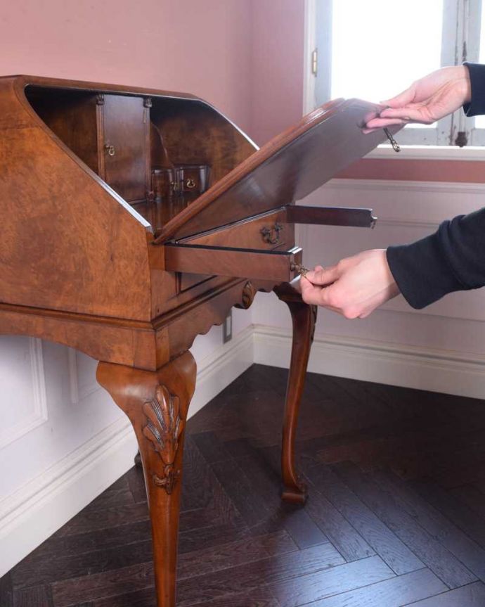 ビューロー　アンティーク家具　英国の書斎で使えるアンティーク家具、可憐な脚が素敵なビューロー（デスク）。あっという間に簡単デスクビューロー部分の扉を前に倒すだけで、デスクが登場！もちろん女性でも簡単です。(q-1699-f)