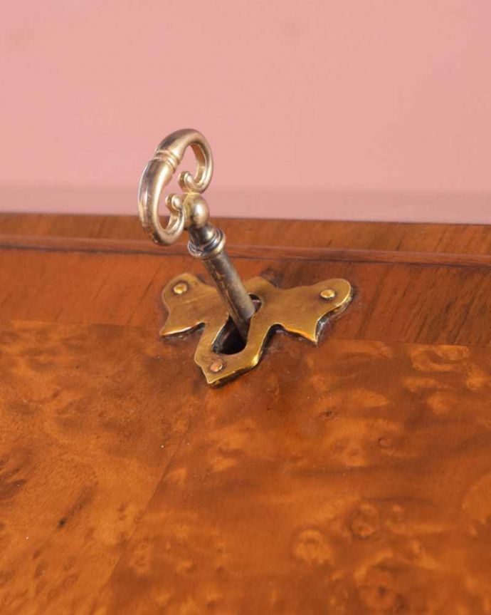 ビューロー　アンティーク家具　英国の書斎で使えるアンティーク家具、可憐な脚が素敵なビューロー（デスク）。ビューロー部分もカギで開け閉めデスクになる扉もカギで開け閉め出来るから、クルっと回す度になんだかワクワクしちゃうんです。(q-1699-f)