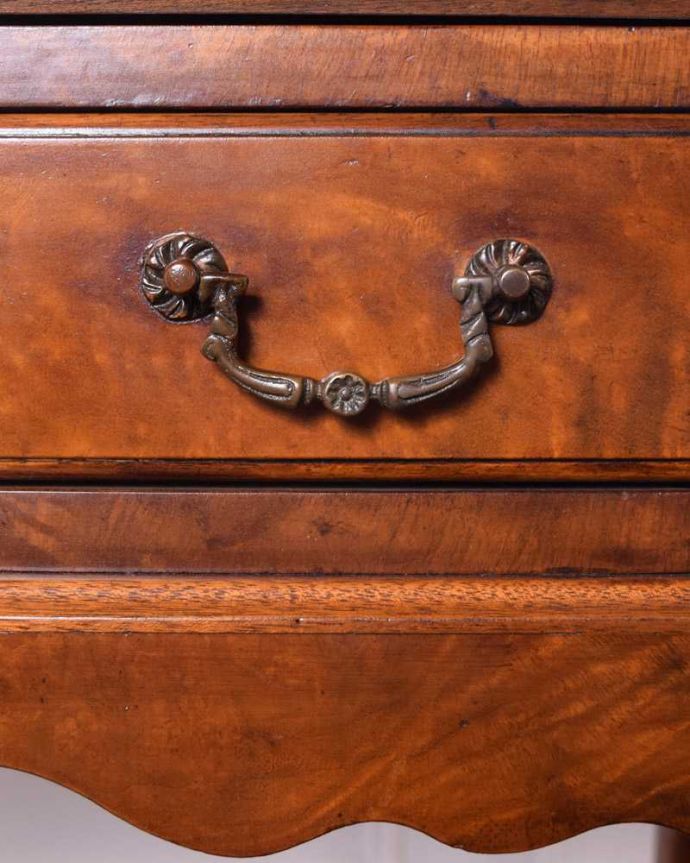 ビューロー　アンティーク家具　英国の書斎で使えるアンティーク家具、可憐な脚が素敵なビューロー（デスク）。いろんな場所にアンティークらしさ取っ手もアンティークらしいこだわったデザイン。(q-1699-f)