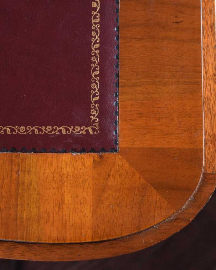 ビューロー　アンティーク家具　英国の書斎で使えるアンティーク家具、可憐な脚が素敵なビューロー（デスク）。デスクの天板を見てみると･･･気になる天板部分もキレイにお直ししました。(q-1699-f)