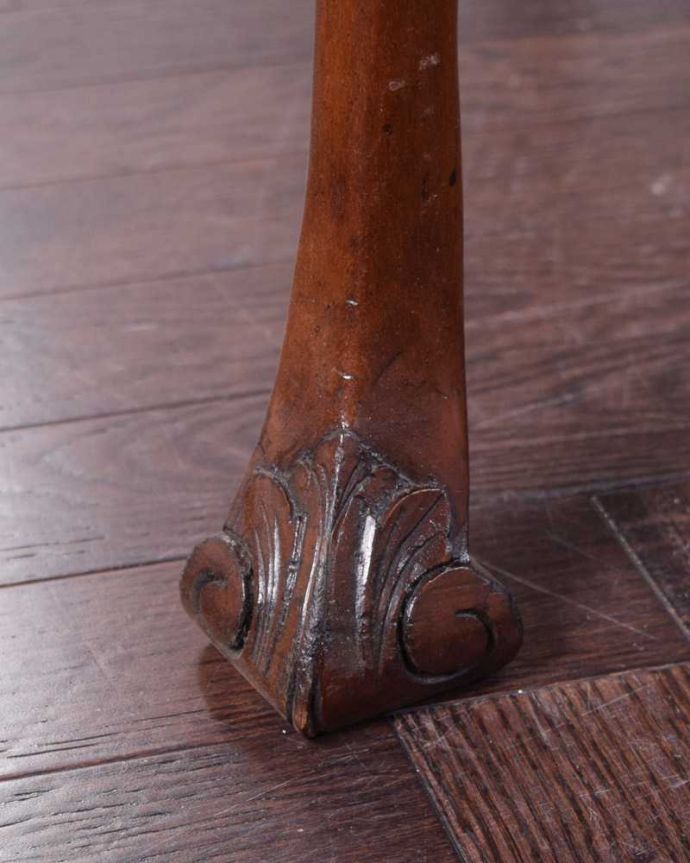 ビューロー　アンティーク家具　英国の書斎で使えるアンティーク家具、可憐な脚が素敵なビューロー（デスク）。女性１人でラクラ運べちゃうんですHandleのアンティークは、脚の裏にフェルトキーパーをお付けしています。(q-1699-f)