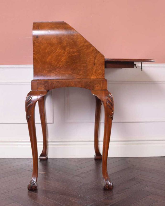 ビューロー　アンティーク家具　英国の書斎で使えるアンティーク家具、可憐な脚が素敵なビューロー（デスク）。横から見ても素敵なんですもちろん、横から見られてもいいようにキレイに仕上げてあります。(q-1699-f)