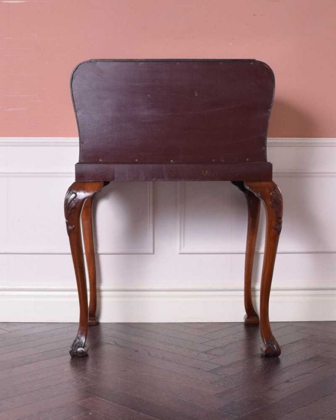 ビューロー　アンティーク家具　英国の書斎で使えるアンティーク家具、可憐な脚が素敵なビューロー（デスク）。後ろ姿もキレイですアンティークは新品ではないので、もちろん経年変化によるキズはありますが、見えない所も専門の職人がしっかり修復しました。(q-1699-f)