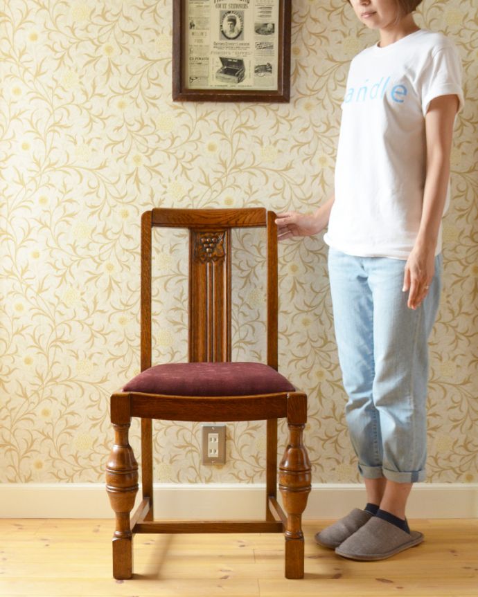 ダイニングチェア　アンティーク チェア　背もたれの装飾がアクセント、英国のアンティークダイニングチェア。英国の伝統が受け継がれるバルボスレッグの椅子流行を追わない美しいバルボスレッグが英国らしい重厚な雰囲気を作り上げてくれるオーク材のダイニングチェア。(q-170-c)