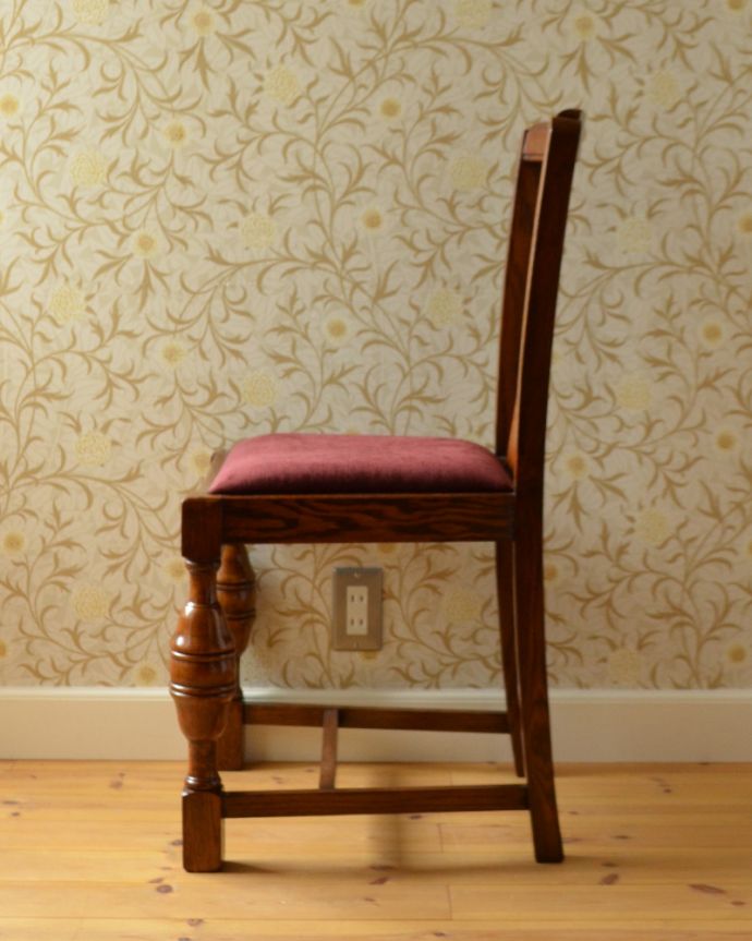 ダイニングチェア　アンティーク チェア　背もたれの装飾がアクセント、英国のアンティークダイニングチェア。横から見ても優雅な立ち姿背もたれがカーブしているので楽です。(q-170-c)