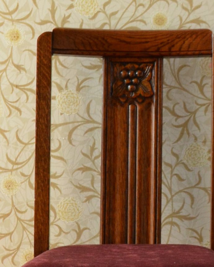 ダイニングチェア　アンティーク チェア　背もたれの装飾がアクセント、英国のアンティークダイニングチェア。背もたれには上品な彫脚のデザインとは対照的に背もたれに彫られた女性らしいデザイン。(q-170-c)