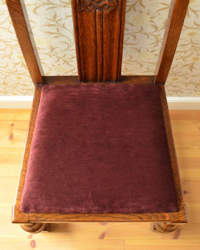 ダイニングチェア　アンティーク チェア　背もたれの装飾がアクセント、英国のアンティークダイニングチェア。座面を上から見るとこんな感じ座面は布貼りなので、長時間座っても疲れません。(q-170-c)