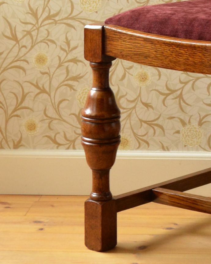 ダイニングチェア　アンティーク チェア　背もたれの装飾がアクセント、英国のアンティークダイニングチェア。床を滑らせて移動出来ますHandleではアンティークチェアの脚の裏にフェルトキーパーをお付けしています。(q-170-c)