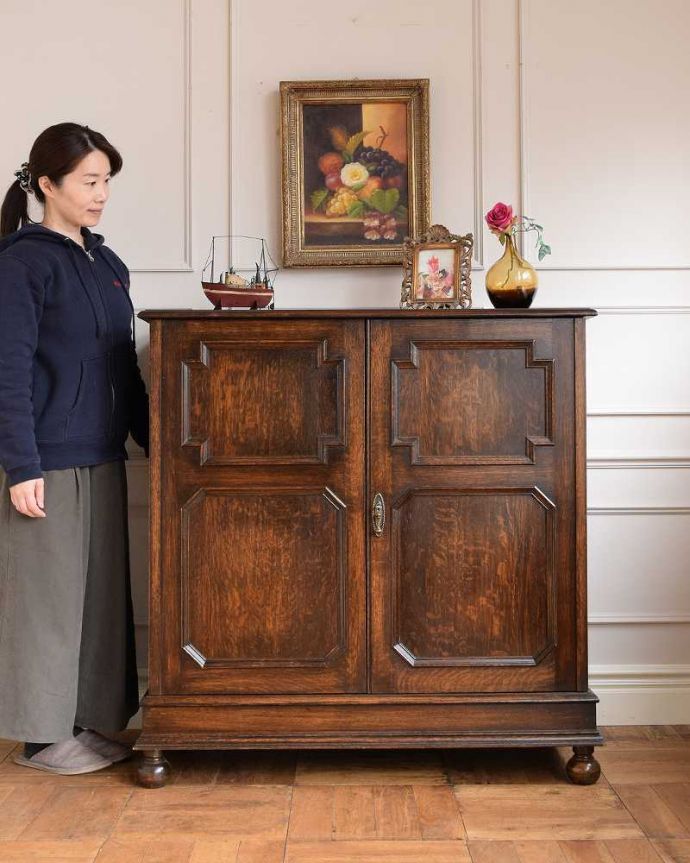 アンティークのキャビネット　アンティーク家具　リビング収納にぴったりリネンプレス、英国輸入のアンティークキャビネット。落ち着いた英国アンティークの雰囲気漂うキャビネット英国らしい落ち着いた雰囲気。(q-1700-f)