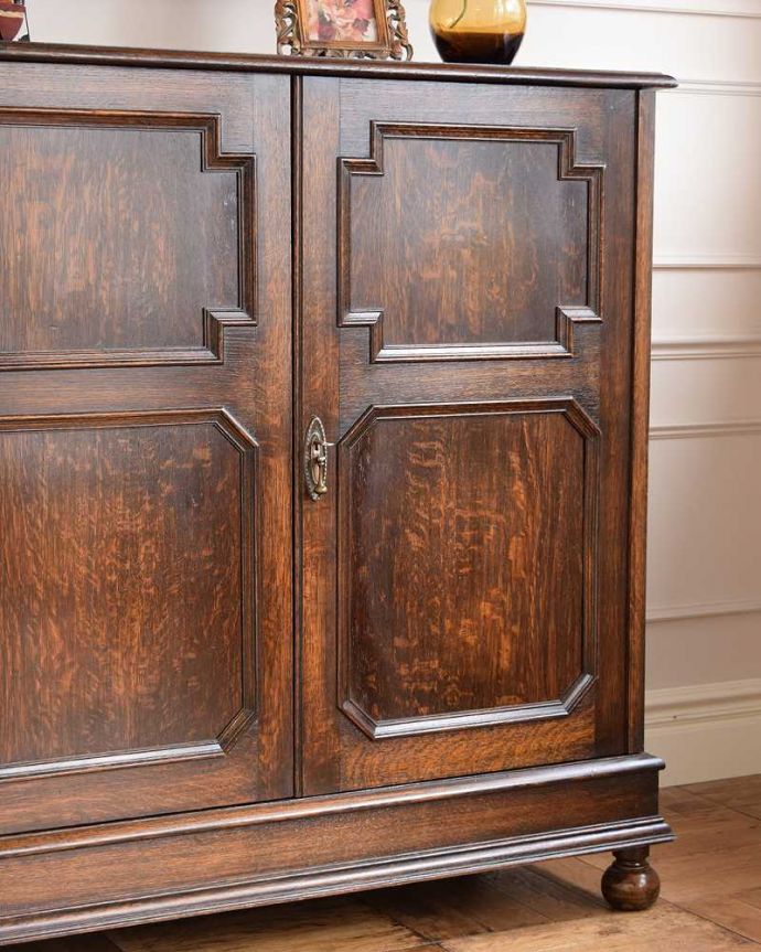 アンティークのキャビネット　アンティーク家具　リビング収納にぴったりリネンプレス、英国輸入のアンティークキャビネット。キレイに修復しましたこのタイプの修復には自信があります！専門の職人がしっかりお直ししたので安心してお使い下さい。(q-1700-f)