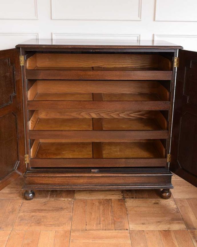 アンティークのキャビネット　アンティーク家具　リビング収納にぴったりリネンプレス、英国輸入のアンティークキャビネット。扉の中を見てみると･･･中にはトレータイプになっている引き出しが。(q-1700-f)