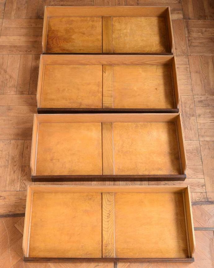 アンティークのキャビネット　アンティーク家具　リビング収納にぴったりリネンプレス、英国輸入のアンティークキャビネット。実用的に使って下さい。(q-1700-f)