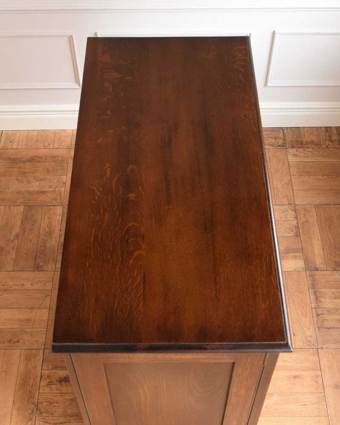 アンティークのキャビネット　アンティーク家具　リビング収納にぴったりリネンプレス、英国輸入のアンティークキャビネット。上から見てるとこんな形のキャビネットです。(q-1700-f)