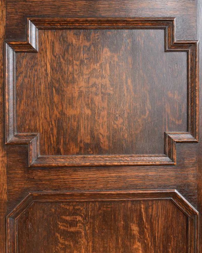 アンティークのキャビネット　アンティーク家具　リビング収納にぴったりリネンプレス、英国輸入のアンティークキャビネット。惚れ惚れする彫の美しさこんなに堅い無垢材に一体どうやって彫ったんだろう？と不思議になるくらい英国アンティークらしい彫。(q-1700-f)