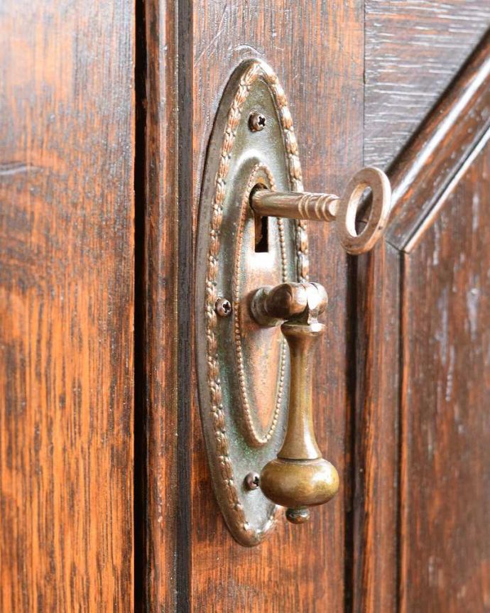 アンティークのキャビネット　アンティーク家具　リビング収納にぴったりリネンプレス、英国輸入のアンティークキャビネット。開ける度にワクワク･･･おとぎ話に出てくるような可愛いアンティークの鍵が付いています。(q-1700-f)