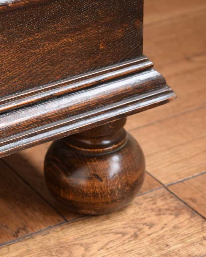 アンティークのキャビネット　アンティーク家具　リビング収納にぴったりリネンプレス、英国輸入のアンティークキャビネット。女性１人でもラクに運べちゃうヒミツHandleのアンティークは、脚の裏にフェルトキーパーをお付けしているので、床を滑らせれば女性でも移動がカンタンに出来ます！ご安心下さい。(q-1700-f)