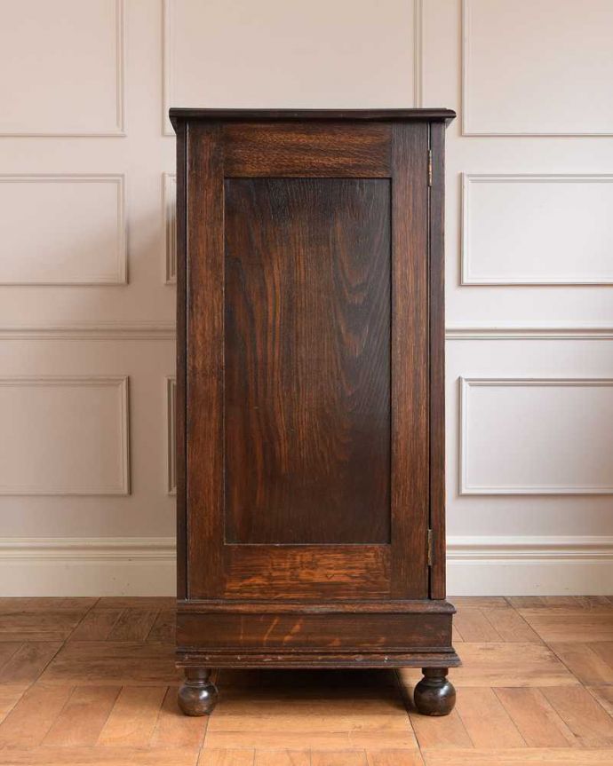 アンティークのキャビネット　アンティーク家具　リビング収納にぴったりリネンプレス、英国輸入のアンティークキャビネット。横から見ると･･･横から見るとこんな感じ。(q-1700-f)