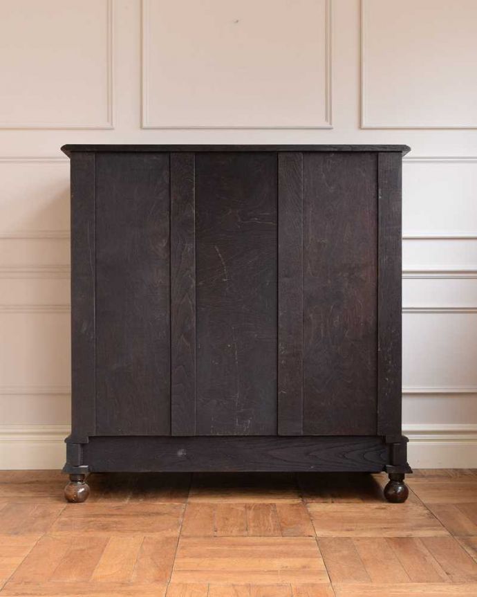 アンティークのキャビネット　アンティーク家具　リビング収納にぴったりリネンプレス、英国輸入のアンティークキャビネット。後ろ姿もキレイですアンティークは新品ではないので、経年変化によるキズはありますが、専門の職人がキレイにお直しをしているので、後ろ姿もキレイです。(q-1700-f)