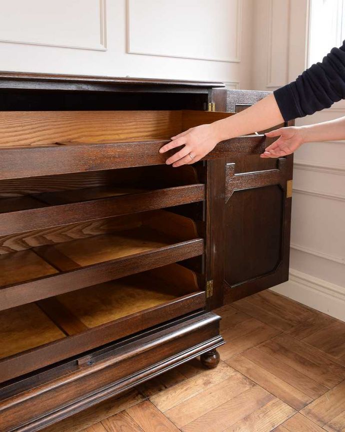 アンティークのキャビネット　アンティーク家具　リビング収納にぴったりリネンプレス、英国輸入のアンティークキャビネット。めずらしい引き出し高さのない引き出しはとっても使いやすい！いろんなものを収納して使えます。(q-1700-f)