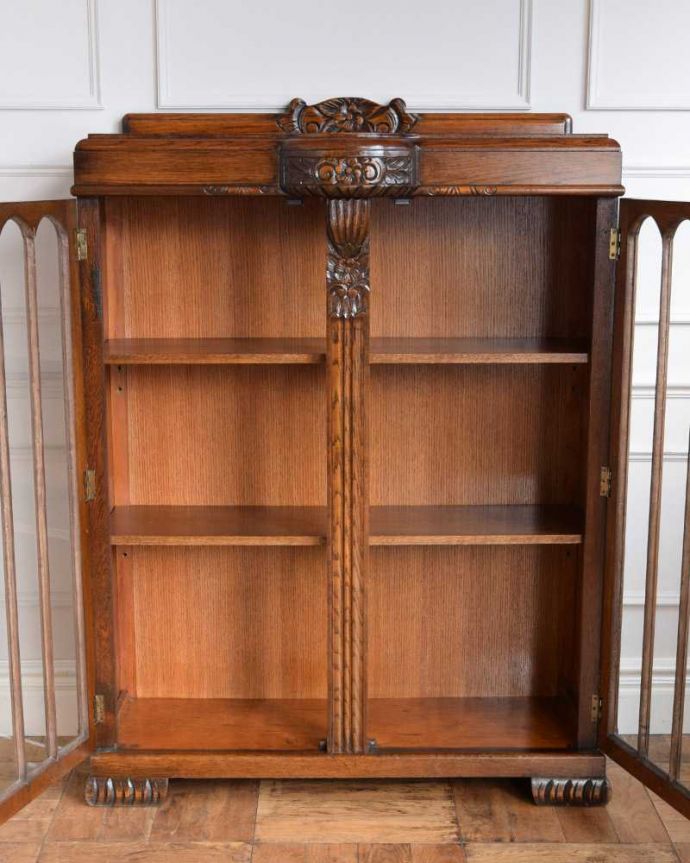 アンティークのキャビネット　アンティーク家具　イギリスアンティークの収納家具、お花の彫刻入りのブックケース（キャビネット）。扉を開けると･･･重い本がたっぷり収納できるように頑丈に作られています。(q-1701-f)