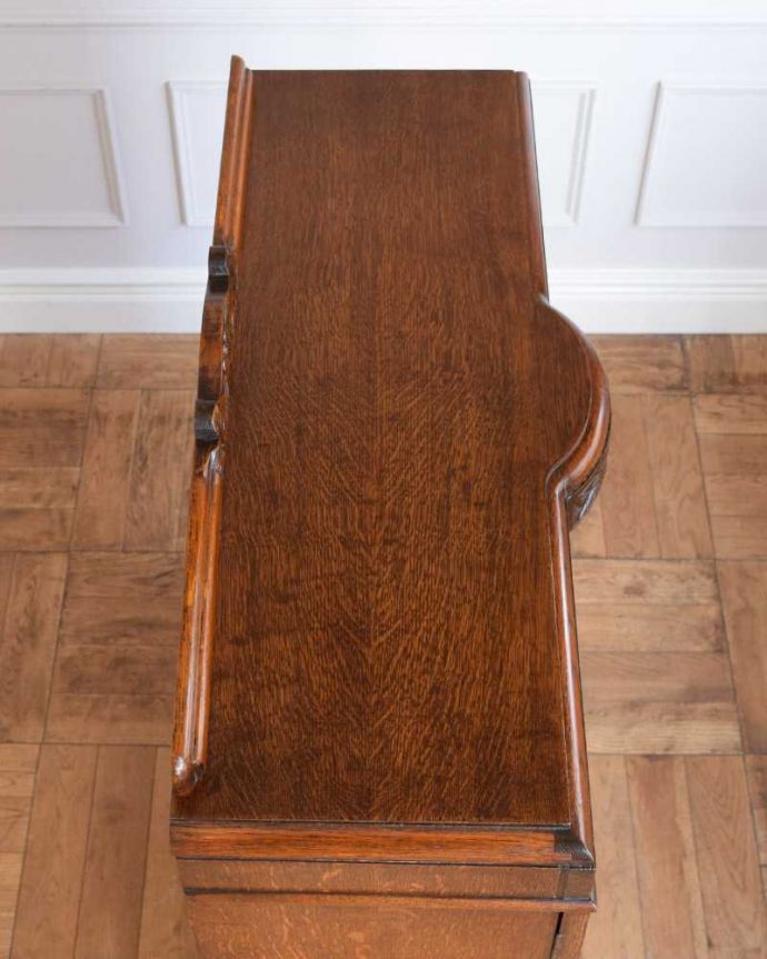 アンティークのキャビネット　アンティーク家具　イギリスアンティークの収納家具、お花の彫刻入りのブックケース（キャビネット）。上から見てみると…家具の形はこんな感じです。(q-1701-f)