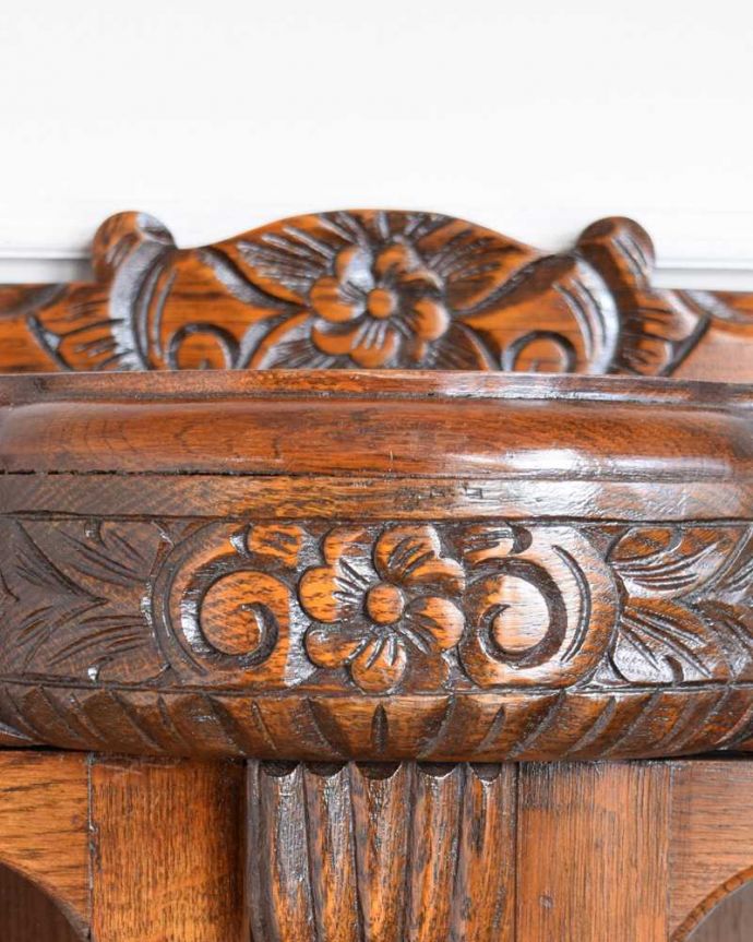 アンティークのキャビネット　アンティーク家具　イギリスアンティークの収納家具、お花の彫刻入りのブックケース（キャビネット）。惚れ惚れしちゃう美しさこんなに堅い無垢材に一体どうやって彫ったんだろう？と不思議になるくらい細かい彫にうっとりです。(q-1701-f)