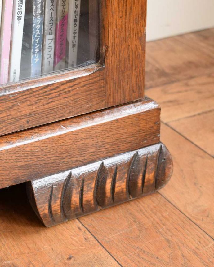 アンティークのキャビネット　アンティーク家具　イギリスアンティークの収納家具、お花の彫刻入りのブックケース（キャビネット）。女性1人でラクラク運べちゃう仕掛けHandleのアンティークは、脚の裏にフェルトキーパーをお付けしています。(q-1701-f)