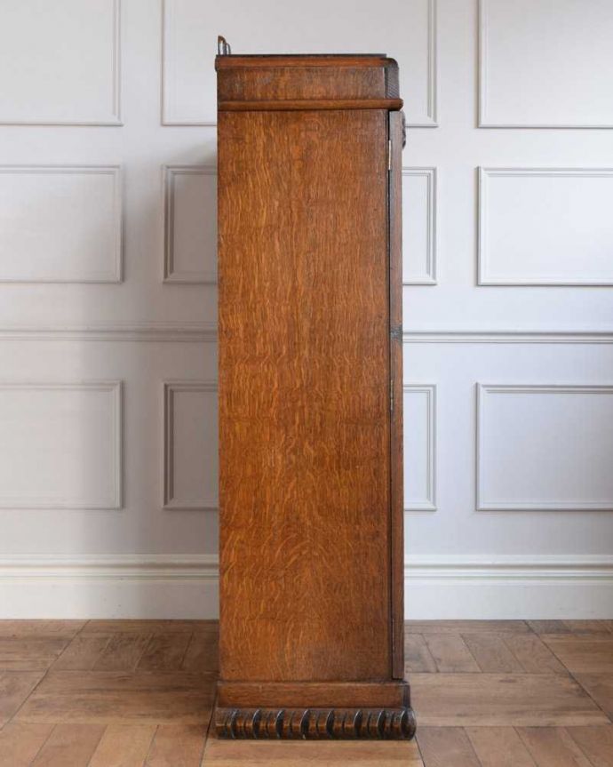 アンティークのキャビネット　アンティーク家具　イギリスアンティークの収納家具、お花の彫刻入りのブックケース（キャビネット）。横から見てもステキ横顔だって英国アンティークらしくカッコイイんです。(q-1701-f)