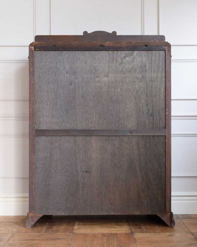 アンティークのキャビネット　アンティーク家具　イギリスアンティークの収納家具、お花の彫刻入りのブックケース（キャビネット）。後ろ姿もキレイですアンティークは新品ではないので、もちろん経年変化によるキズはありますが、専門の職人が修復したので後ろ姿にも自信があります。(q-1701-f)