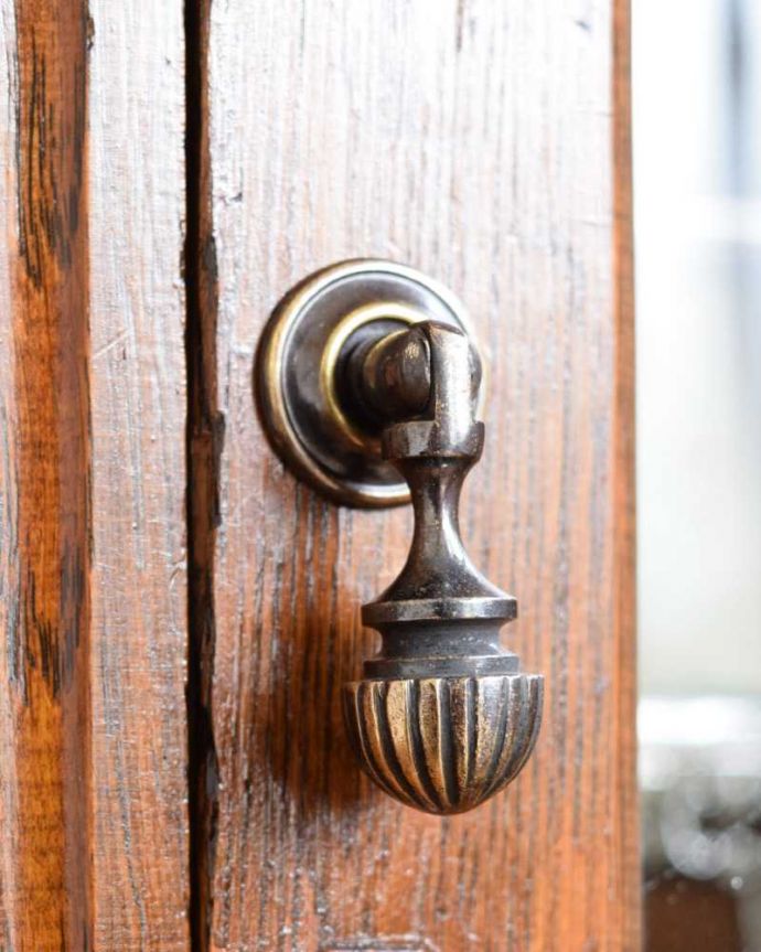 アンティークのキャビネット　アンティーク家具　イギリスアンティークの収納家具、お花の彫刻入りのブックケース（キャビネット）。英国らしいドッシリ感アンティーク家具は取っ手もカッコイイんです。(q-1701-f)