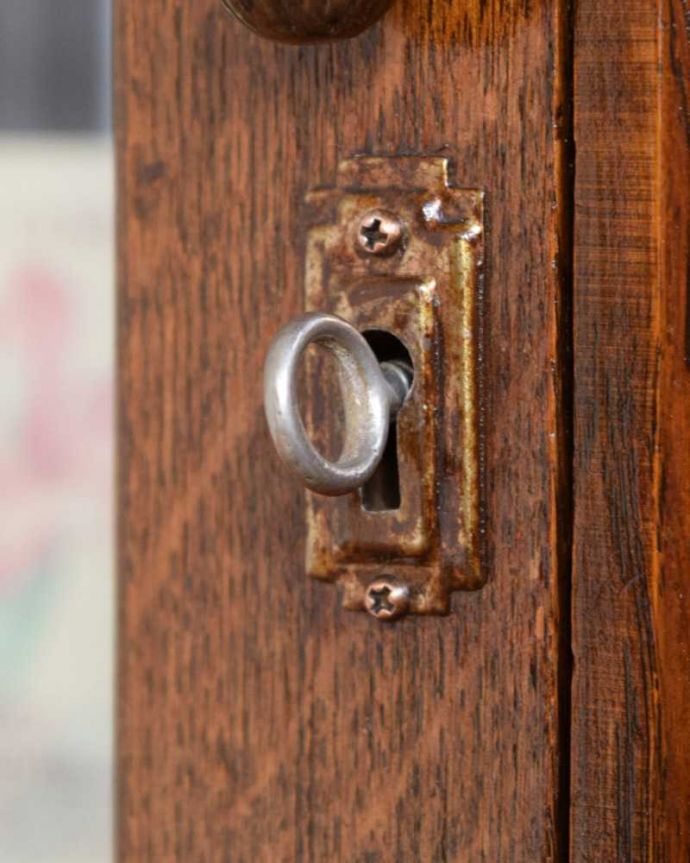 アンティークのキャビネット　アンティーク家具　イギリスアンティークの収納家具、お花の彫刻入りのブックケース（キャビネット）。小さなパーツにもこだわり現代とは違って良質な素材が使われているのが分かります。(q-1701-f)