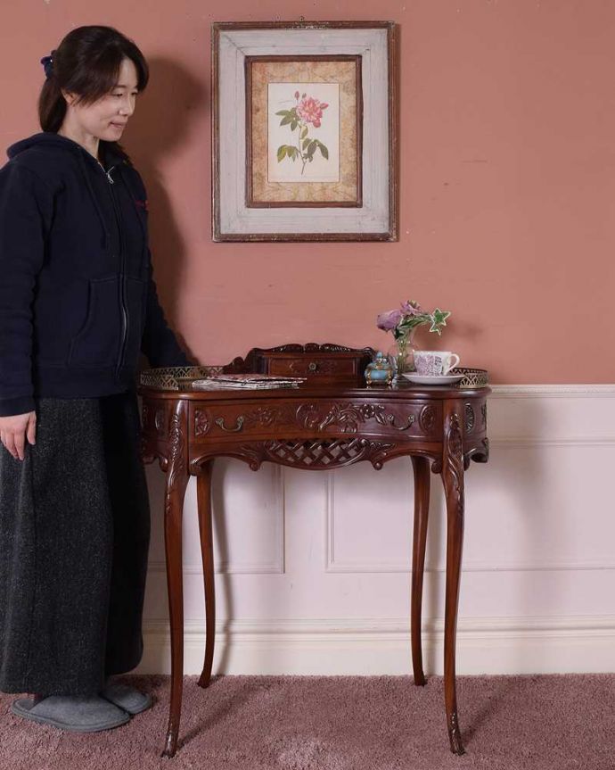 アンティークのデスク・書斎机　アンティーク家具　お花の彫りが美しい英国で見つけたアンティークライティングテーブル（デスク）。優雅な雰囲気に包まれるエレガントなデスク気品が漂う大人のためのアンティークデスクは、置いてあるだけで優雅な雰囲気です。(q-1702-f)