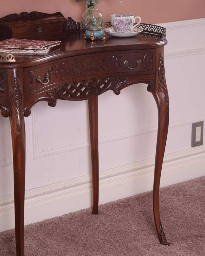 アンティークのデスク・書斎机　アンティーク家具　お花の彫りが美しい英国で見つけたアンティークライティングテーブル（デスク）。アンティークらしい銘木の木目の美しさ本来、機能的に使われる家具デスクも、アンティークだと木目の美しさが楽しめる家具に。(q-1702-f)