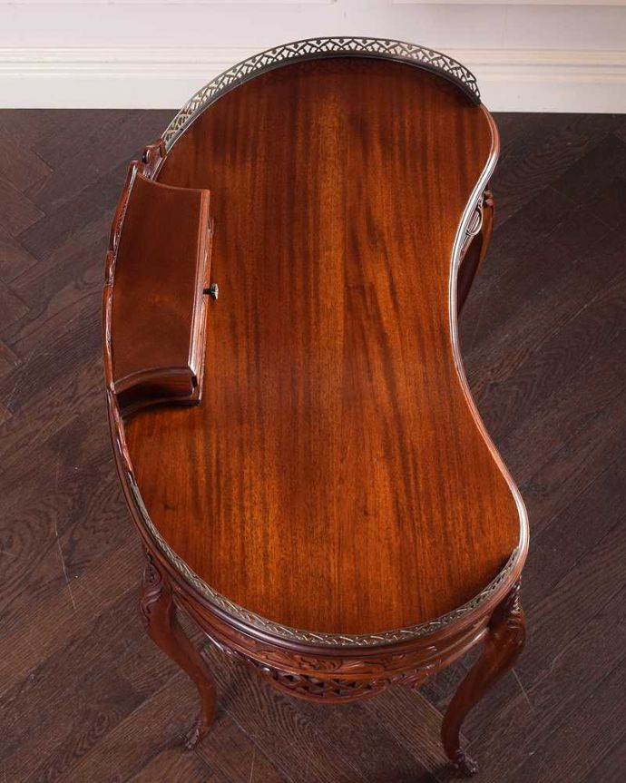 アンティークのデスク・書斎机　アンティーク家具　お花の彫りが美しい英国で見つけたアンティークライティングテーブル（デスク）。天板もピカピカにお直ししました。(q-1702-f)