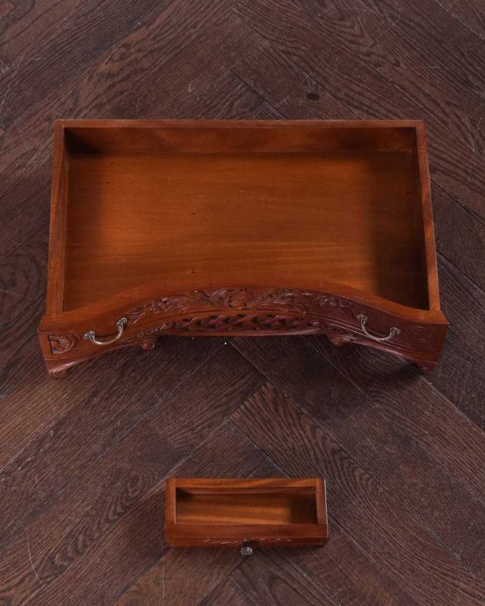 アンティークのデスク・書斎机　アンティーク家具　お花の彫りが美しい英国で見つけたアンティークライティングテーブル（デスク）。引き出しの中もキレイに修復しました！もちろん引き出しの中も職人がキレイにお直しました。(q-1702-f)